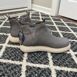 NEW TOMS Alpargata Mallow Chelsea Cement Leather Size 9  — SUPER CUTE BOOT!!
